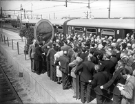 171431 Afbeelding van de genodigden van de feesttrein op het perron van het N.S.-station Breda te Breda, ter ...